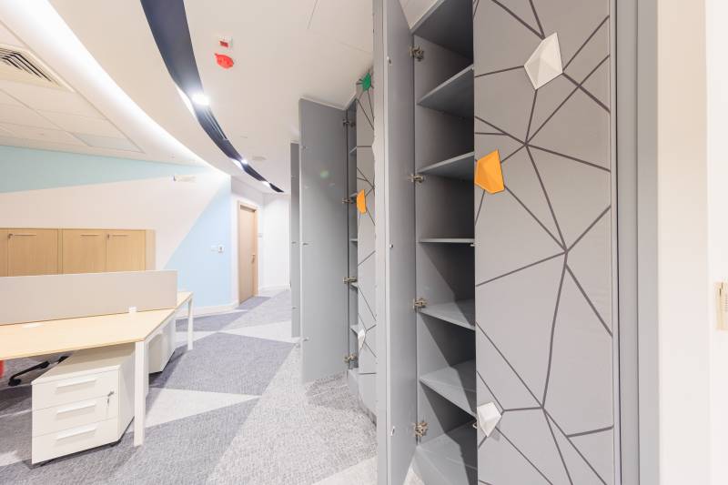 Hangelnyelő fal bútorokkal