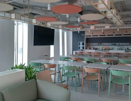 Konto hangelnyelő közösségi helyiségben