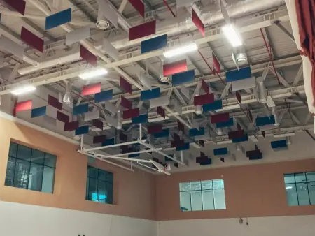 Sportcsarnok fali és mennyezeti hangelnyelés