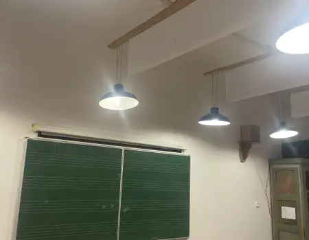 Baffle hangelnyelő a jobb akusztikáért tanteremben