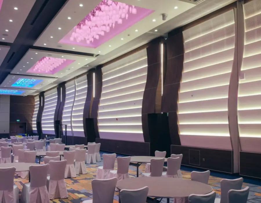 M. Fiber Flat fehér zajcsillapító falburkolat sávosan világítással