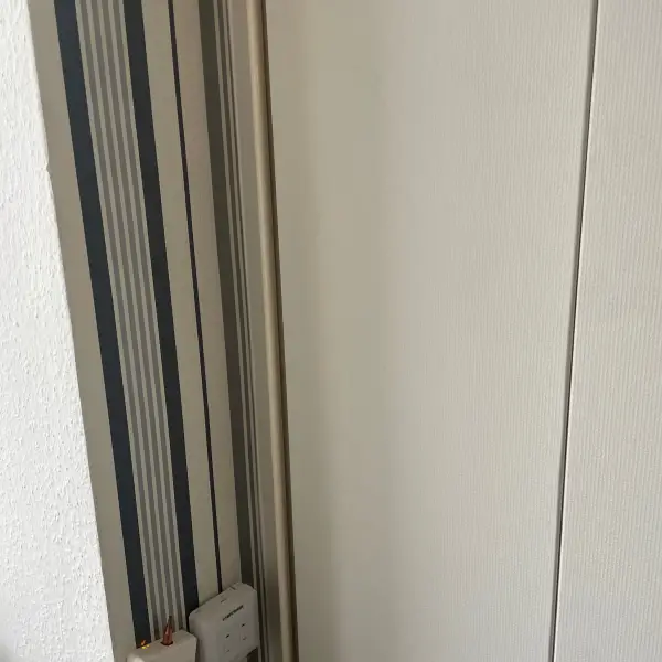 RUUTU 01 fehér vinil tapétás mintás falburkolat 3,0 m= 6,96 m2 / cs